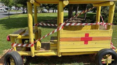 Na dětském hřišti řádil vandal. Zcela zničil sanitku