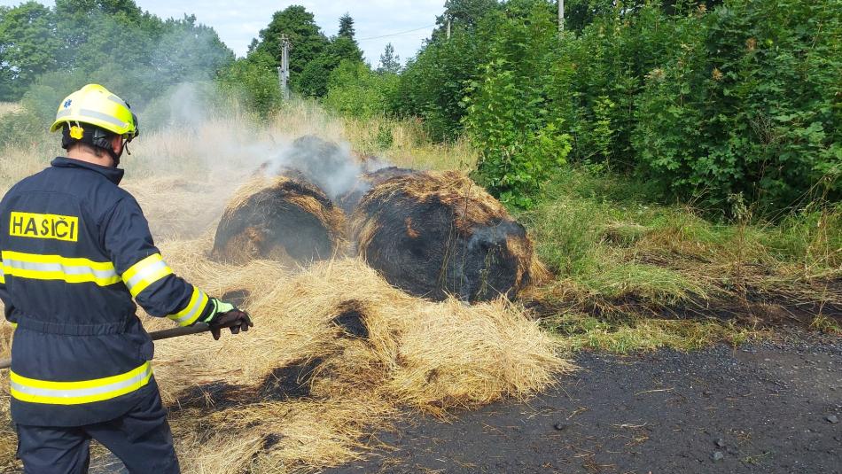 Karlovarsko sužují požáry: Hasiči zasahovali u hořící slámy, lesa i auta