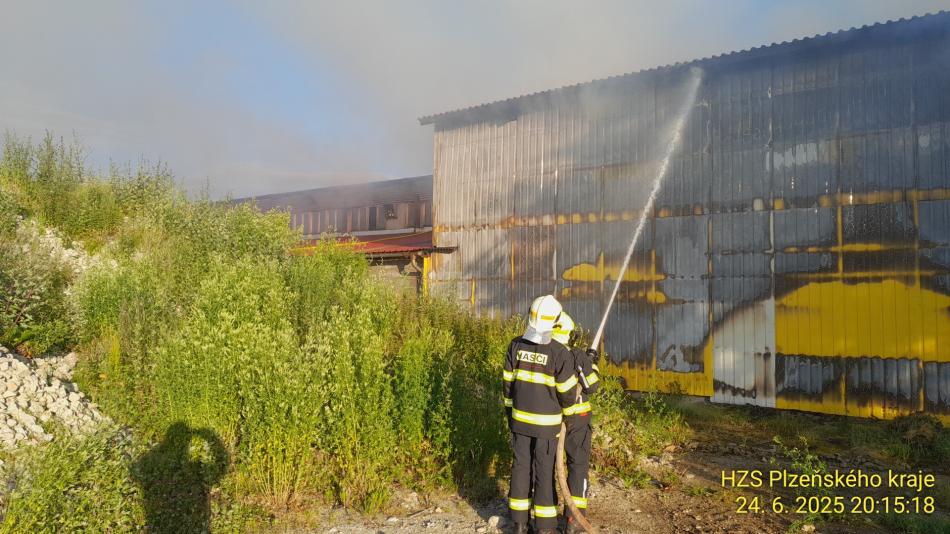 Na Tachovsku hořela hala s uskladněnou slámou. Hasiči bojovali s plameny i se záchranou zvířat