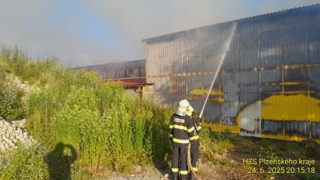 Na Tachovsku hořela hala s uskladněnou slámou. Hasiči bojovali s plameny i se záchranou zvířat