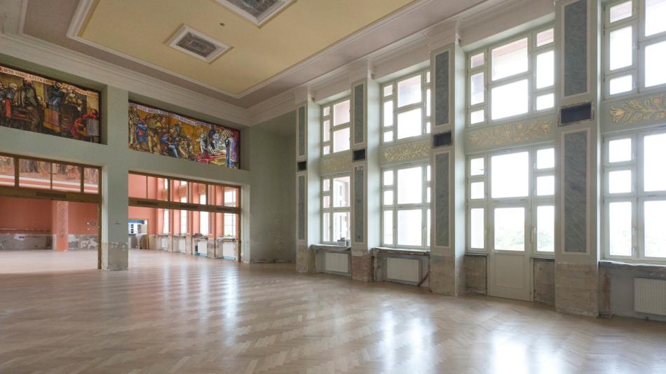 Dům kultury Ostrov po sedmdesáti letech znovu zazáří. Slavnostně se otevře v říjnu
