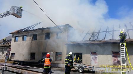 Aktualizováno: Na Klatovsku hoří rodinný dům, hasiči vyhlásili druhý stupeň požárního poplachu