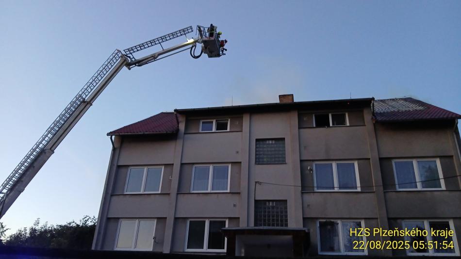 Při požáru bytového domu v Chříči se zranili tři lidé, z toho dva hasiči