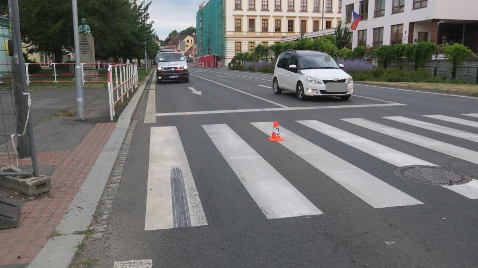 Po srážce s autem cyklista ujel. Policisté po něm vyhlásili pátrání