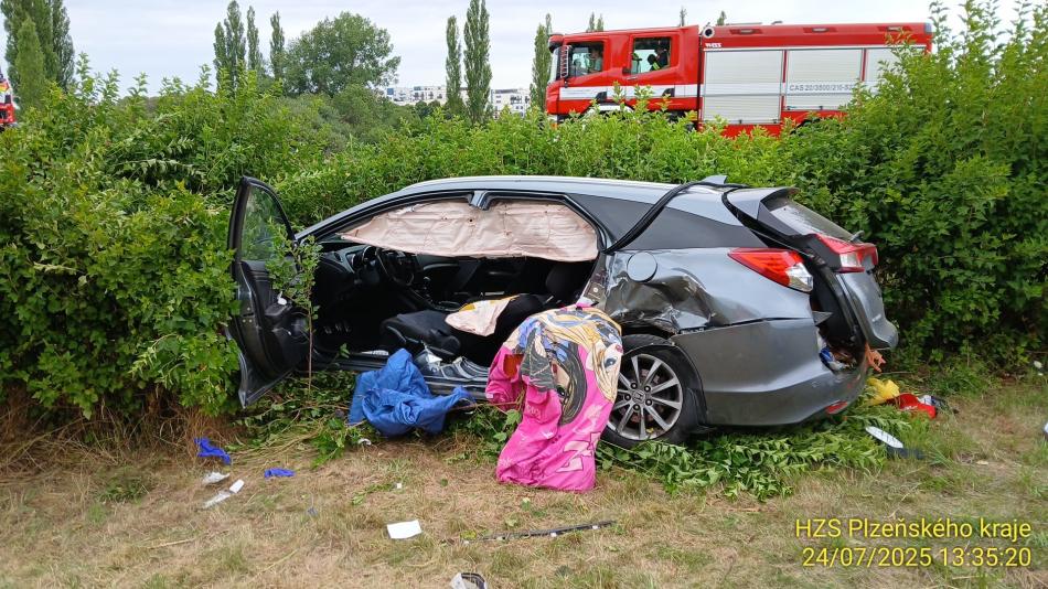 Tři lidé se těžce zranili při čelním střetu aut v Liticích, jeden muž bojuje o život