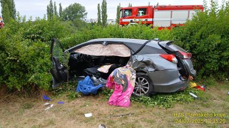 Tři lidé se těžce zranili při čelním střetu aut v Liticích, jeden muž bojuje o život