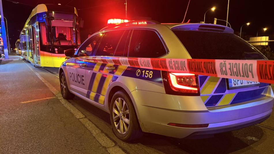 Tragédie v Plzni. Žena při přebíhání zakopla a spadla pod tramvaj. Na místě zemřela