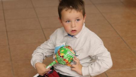 Malý Ondrášek se narodil předčasně, s těžkou nemocí mu pomůže bojovat sbírka