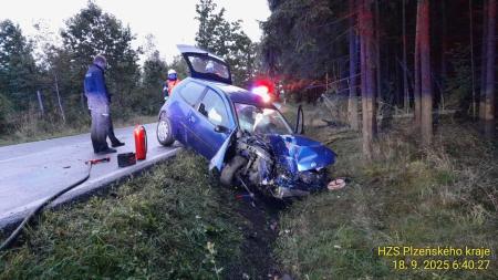Mladý řidič přecenil své schopnosti a vylétl s autem ze zatáčky. Těžce se zranil