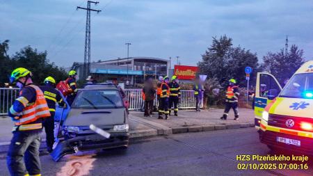 V Plzni na Rokycanské se srazilo auto s dodávkou