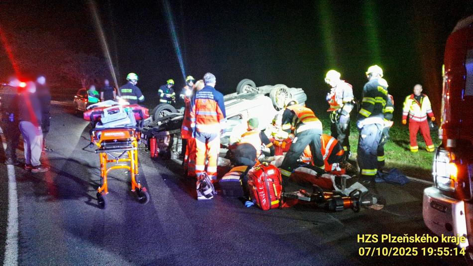 Při nehodě osobního auta u Nekmíře se těžce zranil muž, letěl pro něj vrtulník