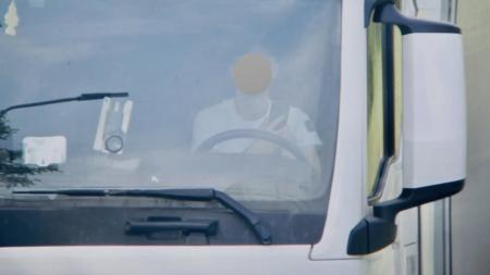 Už nejen překročení rychlosti. Řidiči při dopravní akci platili za používání telefonu při jízdě