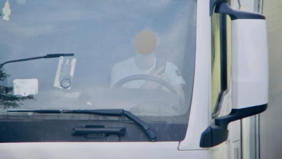 Už nejen překročení rychlosti. Řidiči při dopravní akci platili za používání telefonu při jízdě