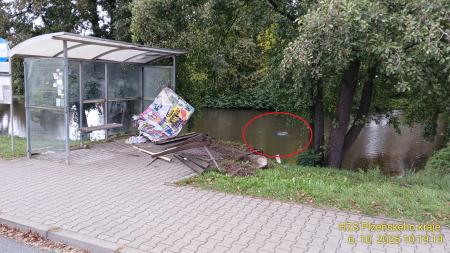 Osobní auto projelo přes autobusovou zastávku a skončilo v rybníce!