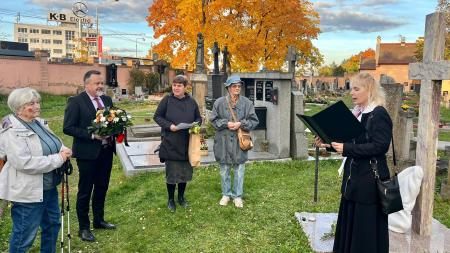 Plzeň zřídila na svých hřbitovech Hroby v dáli a propojila je křížovou cestou