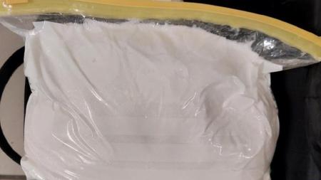 Taška ukrývala pervitin i prášek k výrobě drogy, muži hrozí 10 let za mřížemi