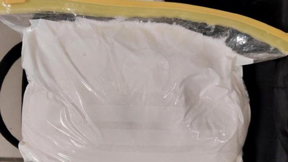 Taška ukrývala pervitin i prášek k výrobě drogy, muži hrozí 10 let za mřížemi