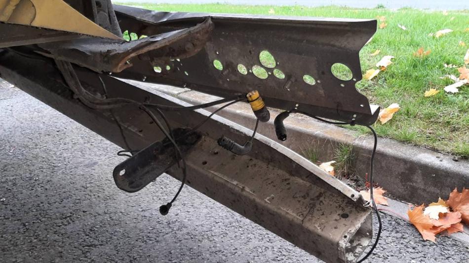 Neznámé auto nabouralo do odstaveného návěsu. Policisté hledají řidiče
