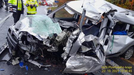 Srážku auta s kamionem odnesl řidič těžkým zraněním. Letěl pro něj vrtulník
