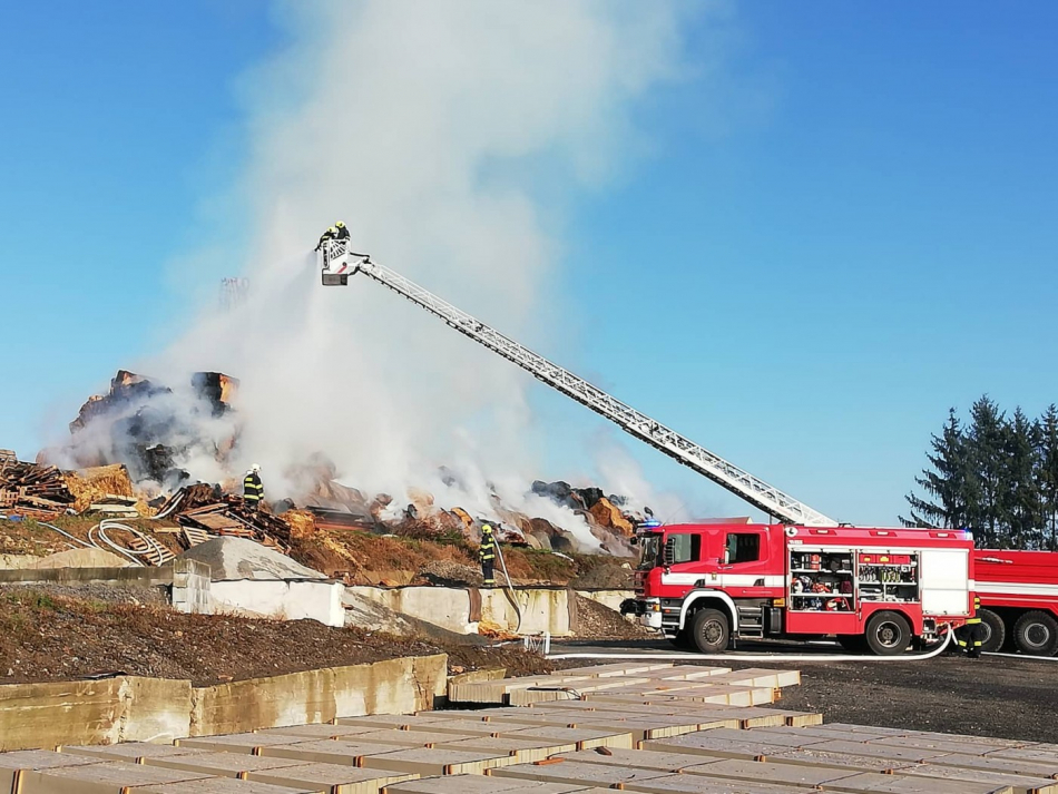Balíky slámy v Tymákově hoří už druhý den pod dohledem hasičů