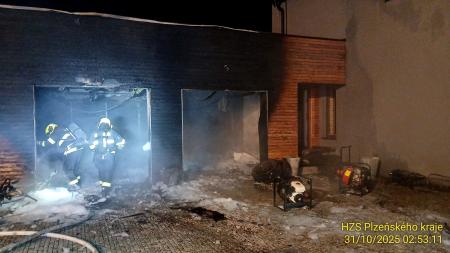 Plameny pohltily garáž ve Starém Plzenci, škoda se šplhá do milionů korun