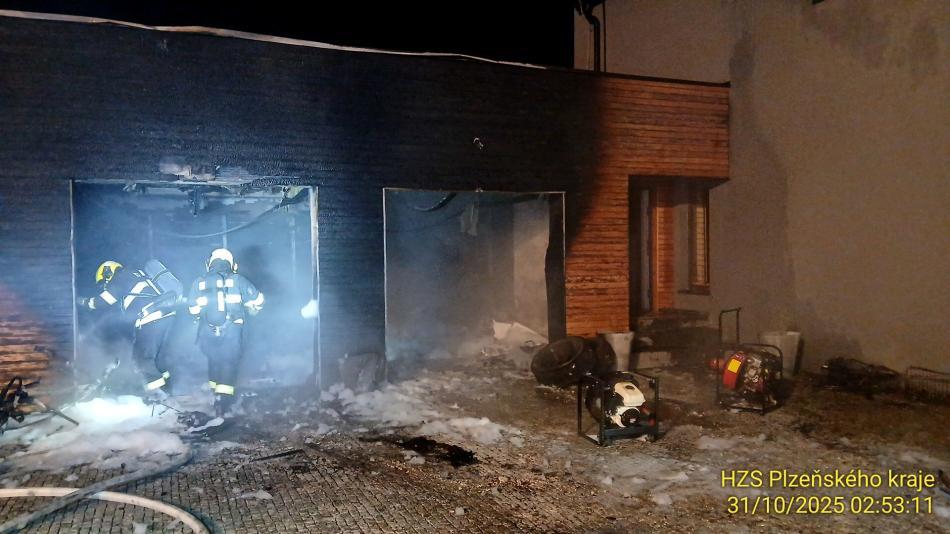 Plameny pohltily garáž ve Starém Plzenci, škoda se šplhá do milionů korun