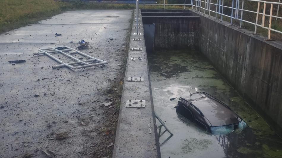 Řidič chtěl zabránit nehodě, s autem skončil v dešťové nádrži