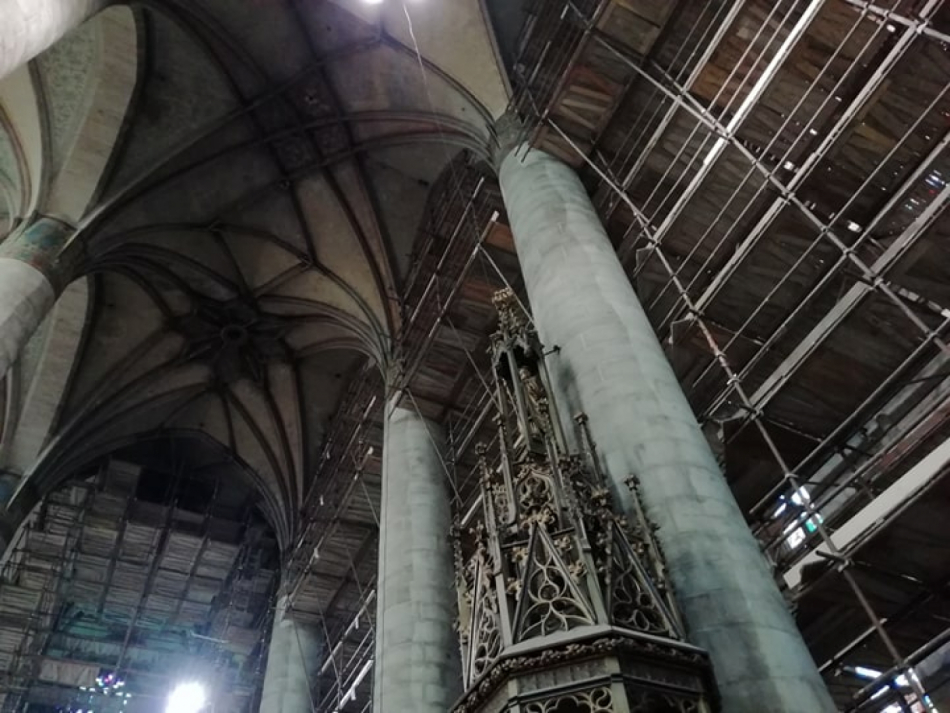 Interiér chrámu sv. Bartoloměje se změnil v obří staveniště