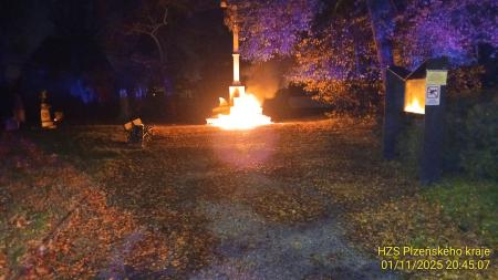 Na Mikulášský hřbitov vyjížděli hasiči, hořelo u centrálního kříže
