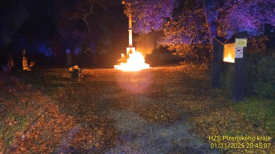 Na Mikulášský hřbitov vyjížděli hasiči, hořelo u centrálního kříže