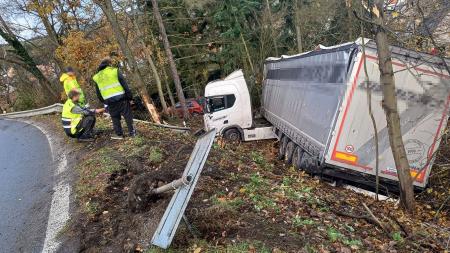 Řidiče postihl mikrospánek, skončil s kamionem v příkopě