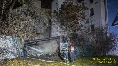 Hořel přístřešek u Nového divadla. Obývali ho bezdomovci