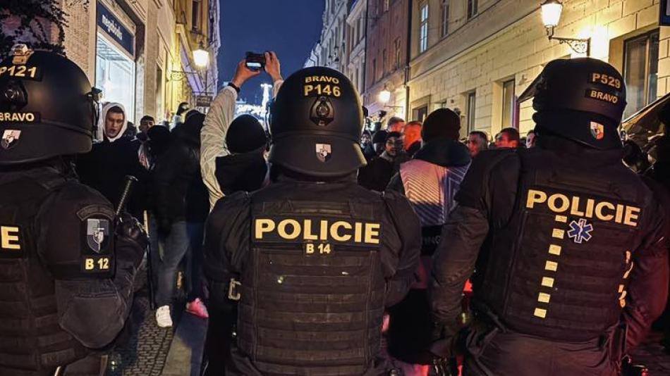 Fanoušci Freiburgu řádili v centru Plzně. Primátor žádá omluvu