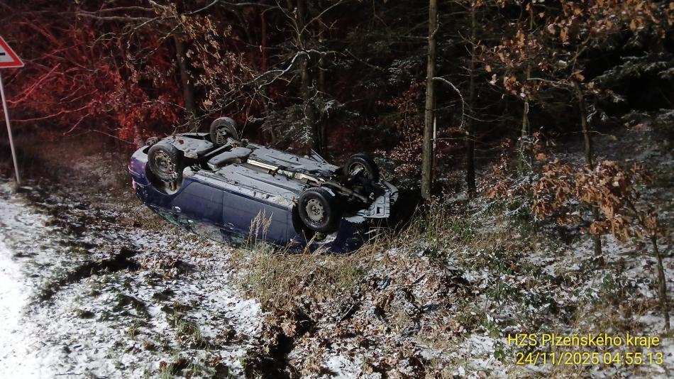 Sněžení komplikovalo provoz na silnicích v Plzeňském kraji, dálnice kvůli nehodě stála