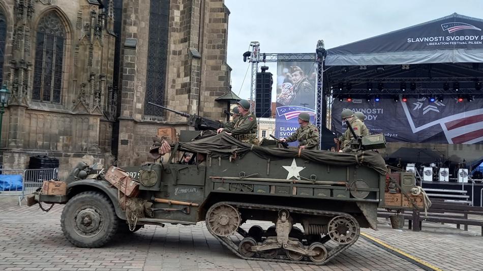 Na oslavy 80. výročí vylodění spojenců míří do Normandie historické vozy i členové klubů vojenské historie