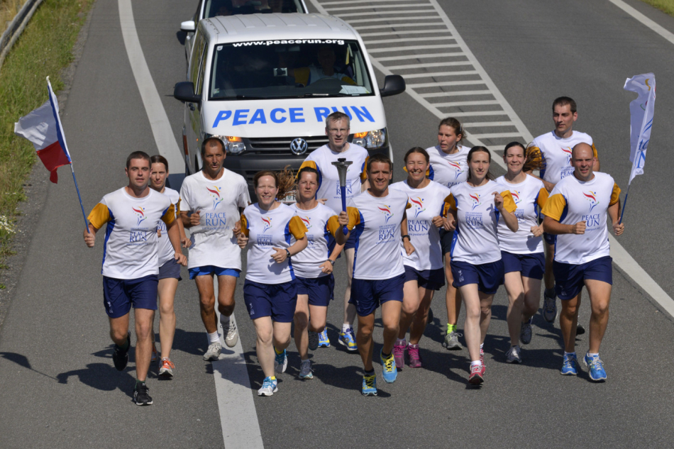 Mírový běh s pochodní dorazí do Plzně