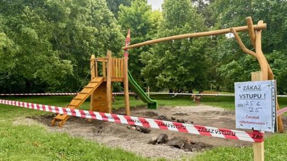 Dětské hřiště v Zámeckém parku v Ostrově prochází proměnou: Bude mít nové prvky