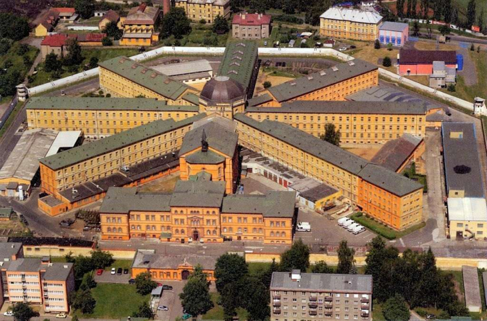 V plzeňské věznici na Borech zemřel muž, hořelo v jeho cele