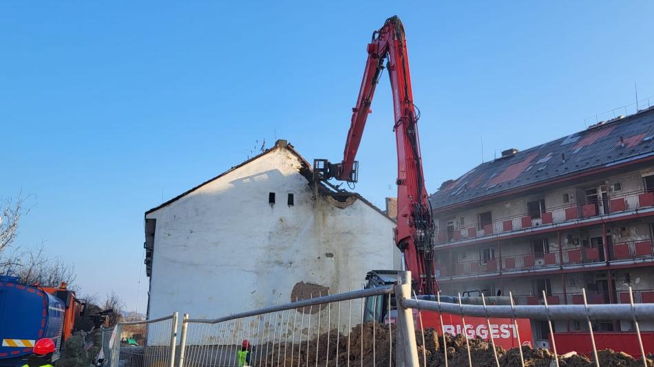 Začalo bourání tří vybydlených pavlačových domů v Jateční ulici