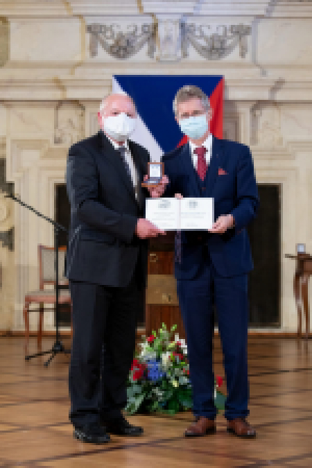 prof. Pavel Drábek s předsedou Senátu Milošem Vystrčilem