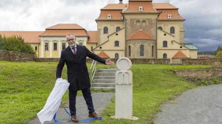 Na Velehradě vítá poutníky nový milníkový kámen Cyrilometodějské stezky