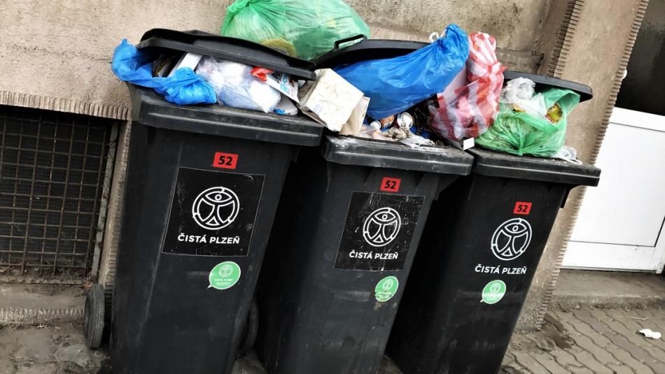 Zastupitelé rozhodli: Veřejná místa v širším centru Plzně budou bez popelnic