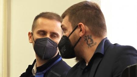 Lukáš Nováček (vpravo) při poradě se svým advokátem po vynesení rozsudku, proti kterému se na místě odvolal. 