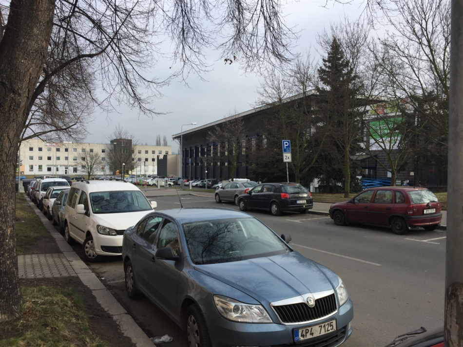 Parkoviště v Plzni stále chybí, město řeší jak získat více míst