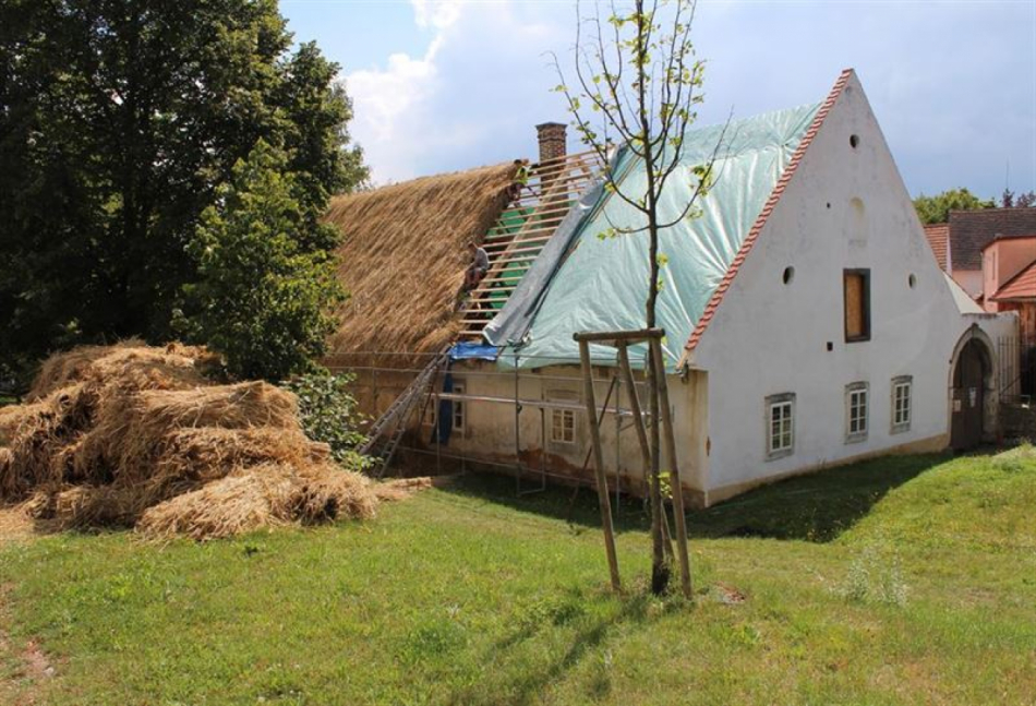 Selský statek v Plzni dostává novou střechu