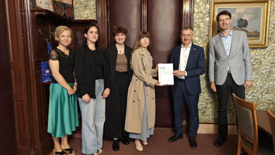 Domažličtí gymnazisté zkoumali odliv mozků z regionu. Výsledky předali starostovi