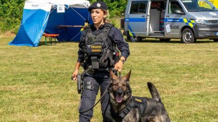 Pes Kaly se stal hrdinou noci, vypátral ztracenou seniorku v lese v Chebu