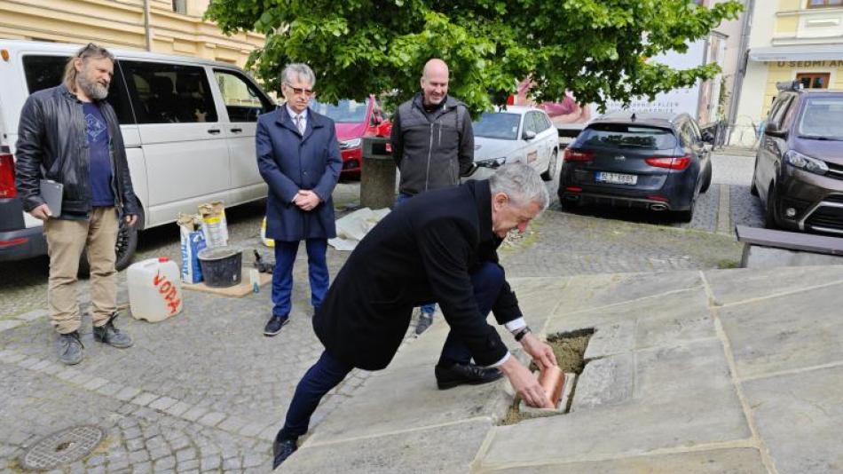 Pomník obětem nacismu v Domažlicích je opraven: Byla do něj umístěna schránka pro budoucí generace