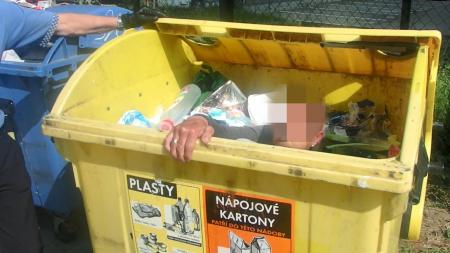 Bezdomovec se uložil ke spánku  do kontejneru na plasty