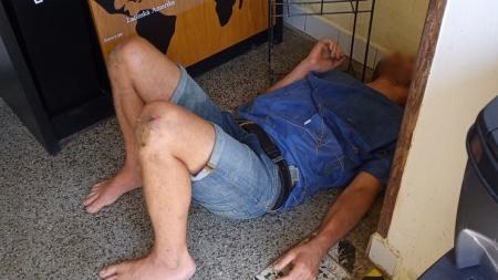 Agresivní opilec podcenil policistku, skončil na zemi v poutech